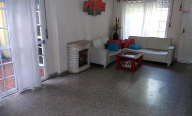 CASA 3 AMB.  ESTILO AMERICANA CON PARQUE