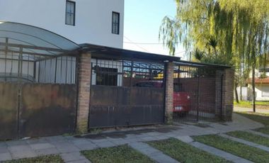 VENTA DE EXCELENTE TRIPLEX 4 AMBIENTES CON COCHERA - MONTE GRANDE