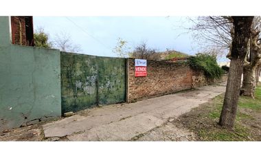 Se vende lote de 10x30 en excelente ubicación.