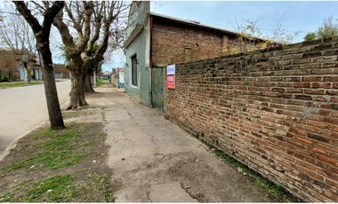 Se vende lote de 10x30 en excelente ubicación.