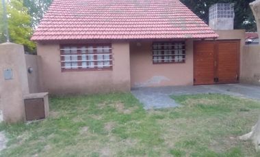Casa en venta - 4 dormitorios 2 baños - patio y quincho - 315mts2 - Santa Teresita