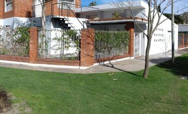 CIUFFOLI: 2 casas conjuntas. Moderna. Jardín y piscina.