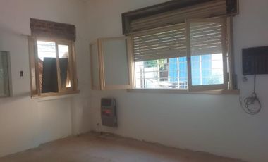 DUPLEX DE 3 AMBIENTES A RECICLAR C/ COCHERA EN VENTA - MORON CENTRO