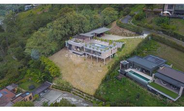 Casa en Unidad Cerrada con Piscina en El Poblado
