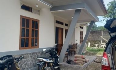 Dijual villa beserta 2 lokal kolam ikan luas tanah 1000m2 pedesaan sejuk Purwakarta