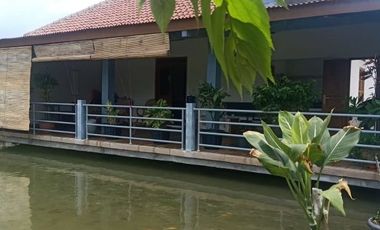 Dijual villa beserta 2 lokal kolam ikan luas tanah 1000m2 pedesaan sejuk Purwakarta