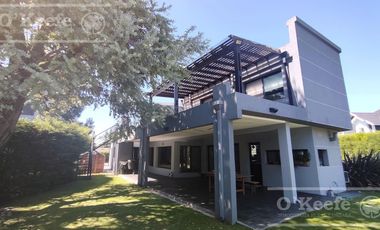 Casa en venta de cuatro ambientes en Los Ombues, Hudson, Berazategui