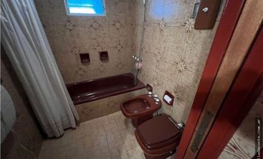 Hermoso y solido Chalet 6 amb. Gran lote B. Constitucion