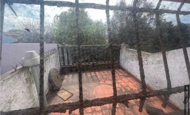 Hermoso y solido Chalet 6 amb. Gran lote B. Constitucion