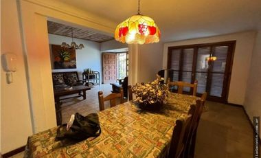 Hermoso y solido Chalet 6 amb. Gran lote B. Constitucion
