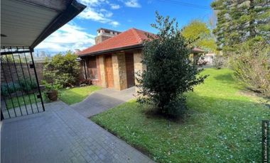 Hermoso y solido Chalet 6 amb. Gran lote B. Constitucion