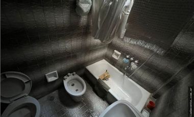 Hermoso y solido Chalet 6 amb. Gran lote B. Constitucion