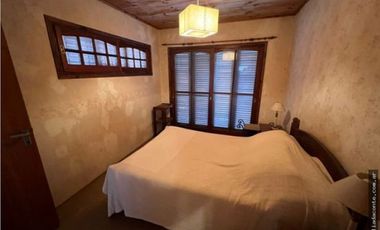 Hermoso y solido Chalet 6 amb. Gran lote B. Constitucion