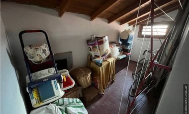 Hermoso y solido Chalet 6 amb. Gran lote B. Constitucion