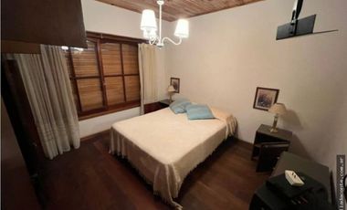 Hermoso y solido Chalet 6 amb. Gran lote B. Constitucion