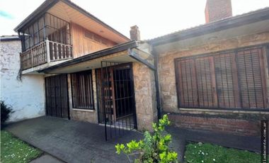 Hermoso y solido Chalet 6 amb. Gran lote B. Constitucion