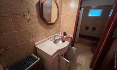 Hermoso y solido Chalet 6 amb. Gran lote B. Constitucion