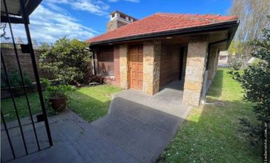 Hermoso y solido Chalet 6 amb. Gran lote B. Constitucion