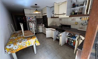 Hermoso y solido Chalet 6 amb. Gran lote B. Constitucion