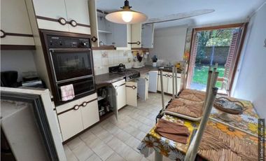 Hermoso y solido Chalet 6 amb. Gran lote B. Constitucion
