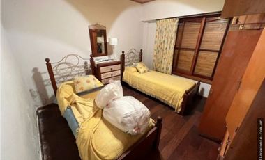Hermoso y solido Chalet 6 amb. Gran lote B. Constitucion