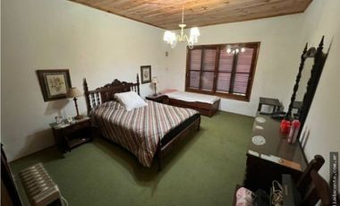 Hermoso y solido Chalet 6 amb. Gran lote B. Constitucion