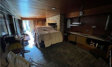 Hermoso y solido Chalet 6 amb. Gran lote B. Constitucion