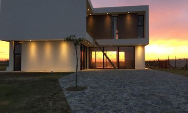 CASA - PUERTOS - HERMOSA VISTA A LAGUNA