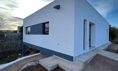 Casa en venta de 2 dormitorios c/ cochera en Río Ceballos
