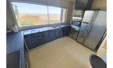 Se vende casa con excelente vista en Peñuelas.