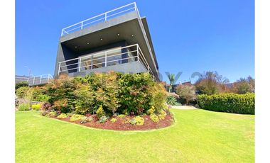 Se vende casa con excelente vista en Peñuelas.