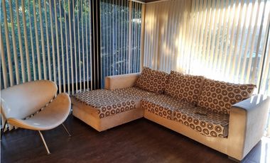 Casa 4 ambientes de corte moderno. Zona San Jerónimo