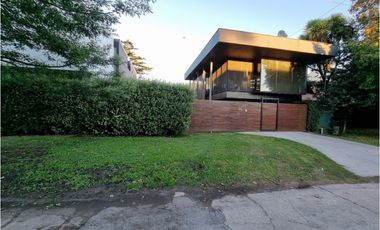 Casa 4 ambientes de corte moderno. Zona San Jerónimo