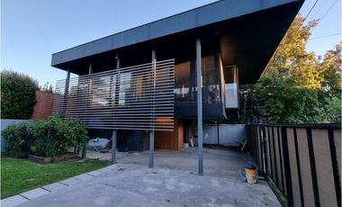 Casa 4 ambientes de corte moderno. Zona San Jerónimo