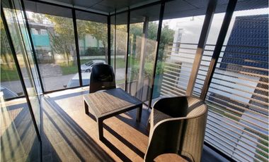 Casa 4 ambientes de corte moderno. Zona San Jerónimo