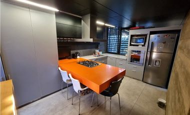 Casa 4 ambientes de corte moderno. Zona San Jerónimo