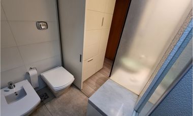 Casa 4 ambientes de corte moderno. Zona San Jerónimo