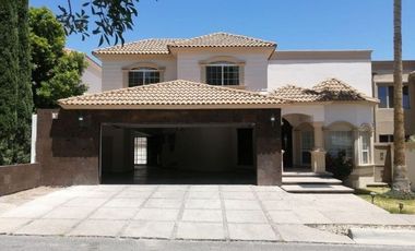 Casa en Venta en Lomas del Valle con alberca y Recámara en PB.
