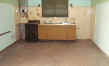 BURZACO: CASA C/GARAGE PARA 2 AUTOS, CON PARQUE * APTA CREDITO *