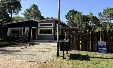 Amplia casa 6 ambientes + lote en Costa del Este