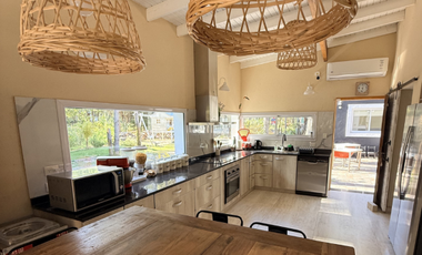 Amplia casa 6 ambientes + lote en Costa del Este