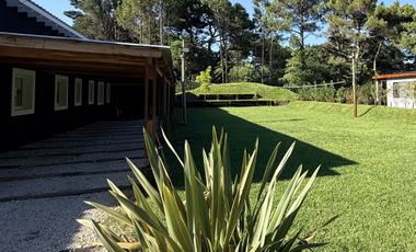 Amplia casa 6 ambientes + lote en Costa del Este