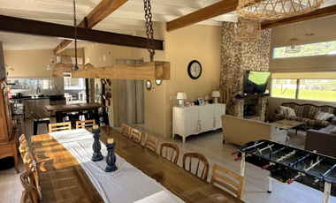 Amplia casa 6 ambientes + lote en Costa del Este