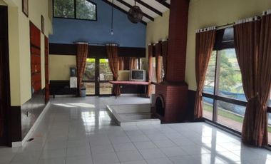 Villa Di Puncak, dekat KFC, Pinggir Jl Utama, Cisarua