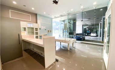 Se Alquila Local en la Mejor Zona de Avenida Balboa!!