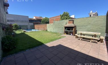 Venta casa 3 ambientes con fondo libre en Wilde (31178)