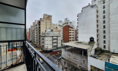 Venta - Departamento dos ambientes c/ dep. reciclado con balcón - Santa Fe 1870