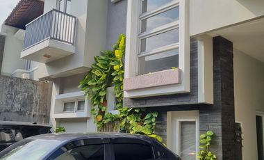 Rumah  di Kebayoran Baru, Jual Murah Kawasan Elite & Strategis. Dekat kemana-mana (Pasar Santa, Blok M & Mampang)