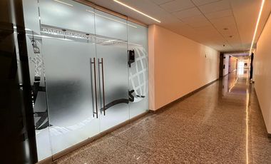 SE RENTA OFICINA EQUIPADA Y AMUEBLADA CORPORATIVO LOMAS DE ANGELOPOLIS