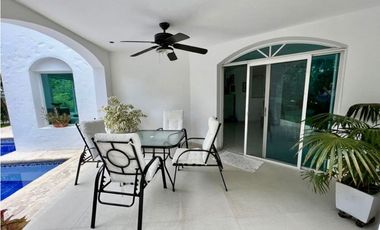 CASA EN EXCLUSIVO CONJUNTO CERRADO FRENTE AL MAR
